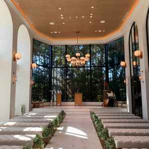 挙式会場の扉を開けてすぐの写真です。扉を開けた瞬間に思わず「おー」と言ってしまうほど迫力があります。