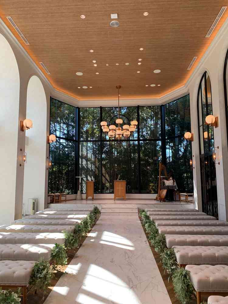 挙式会場の扉を開けてすぐの写真です。扉を開けた瞬間に思わず「おー」と言ってしまうほど迫力があります。