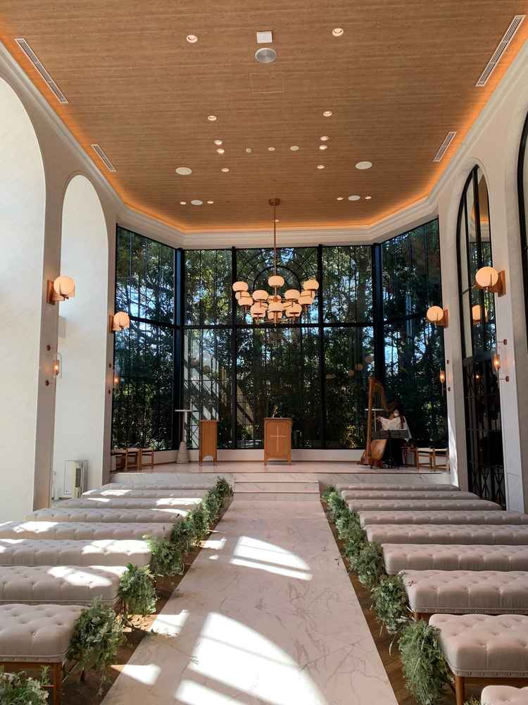 挙式会場の扉を開けてすぐの写真です。扉を開けた瞬間に思わず「おー」と言ってしまうほど迫力があります。