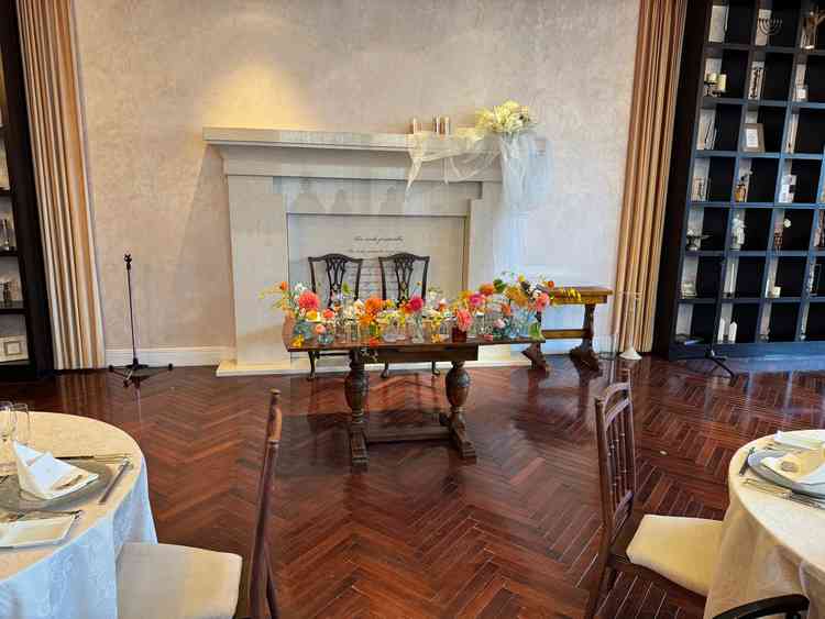 披露宴会場の新郎新婦席の写真です。