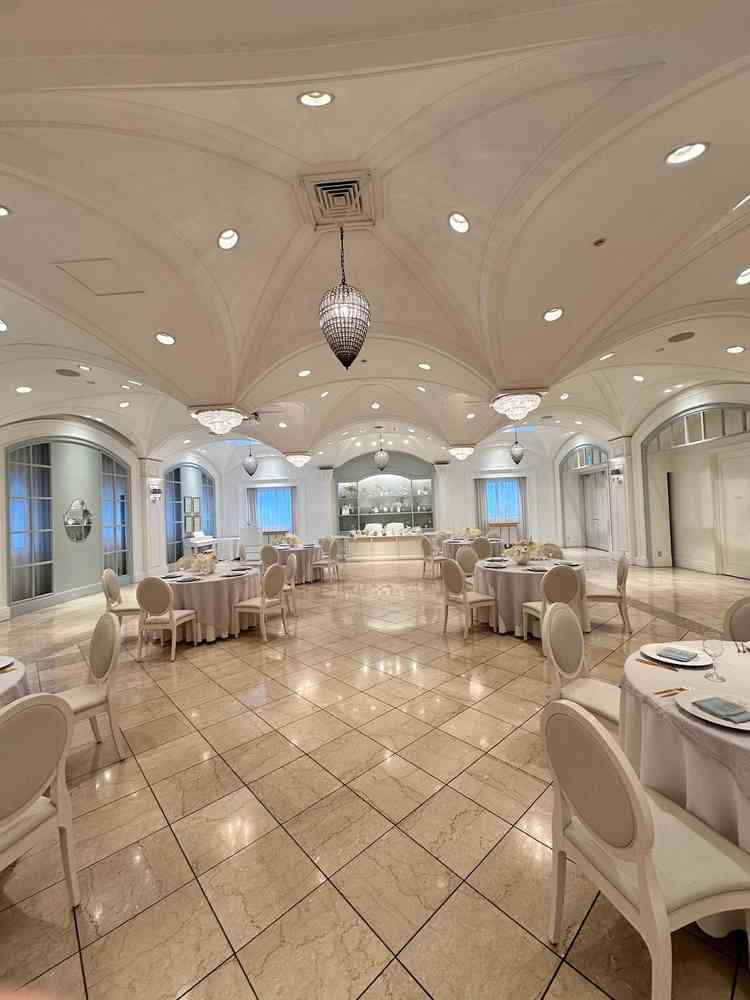 案内された2つ目の披露宴会場です。1つ目と比べ、可愛らしい雰囲気の会場でした。