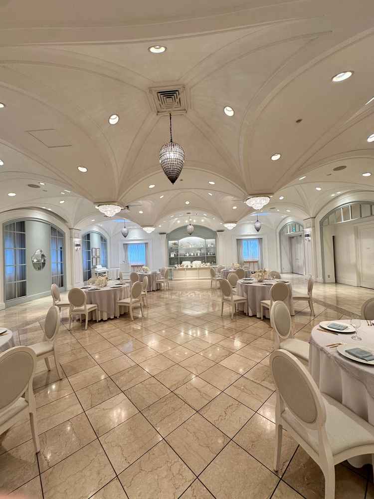 案内された2つ目の披露宴会場です。1つ目と比べ、可愛らしい雰囲気の会場でした。