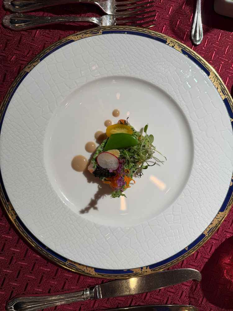 奥三河絹姫サーモンと帆立貝のタルタル”豊浜しのこ露”風味 庭園仕立て