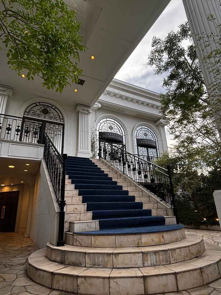 入り口の玄関先にトレードマークのように設置されている階段は、とても素敵で印象的でした。