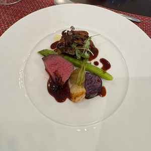 試食の肉料理。ソースは赤ワイン風味だった。肉料理と一緒にブドウジュースのおもてなしもあり、良かった。