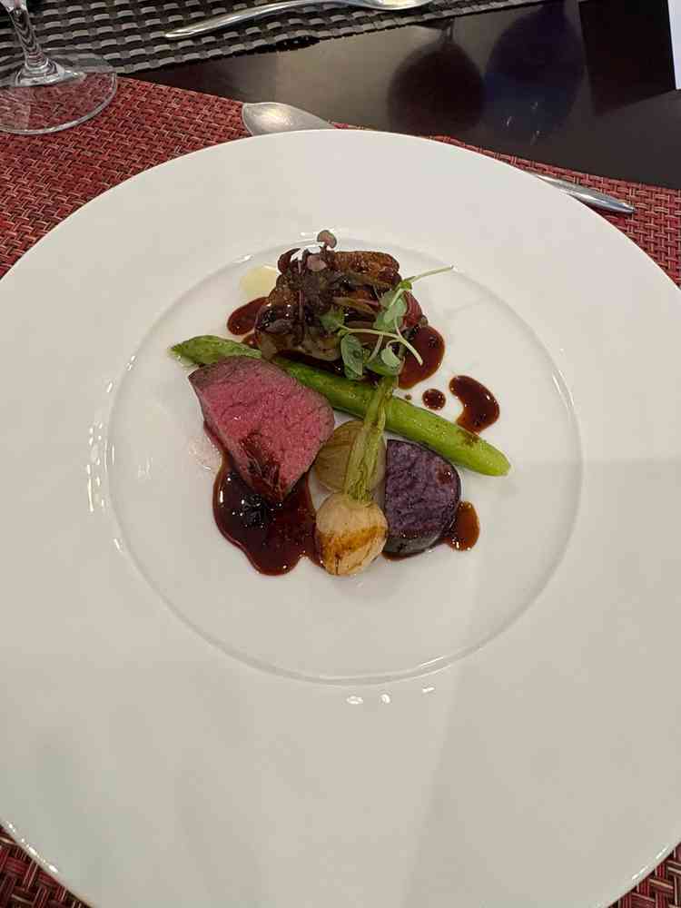 試食の肉料理。ソースは赤ワイン風味だった。肉料理と一緒にブドウジュースのおもてなしもあり、良かった。