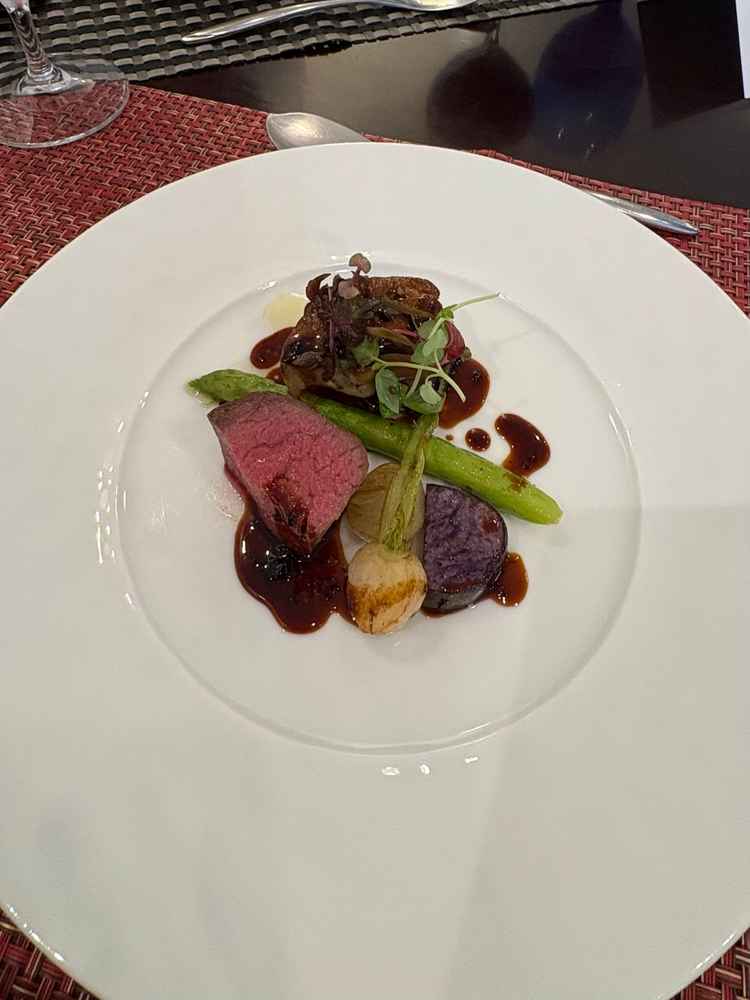 試食の肉料理。ソースは赤ワイン風味だった。肉料理と一緒にブドウジュースのおもてなしもあり、良かった。