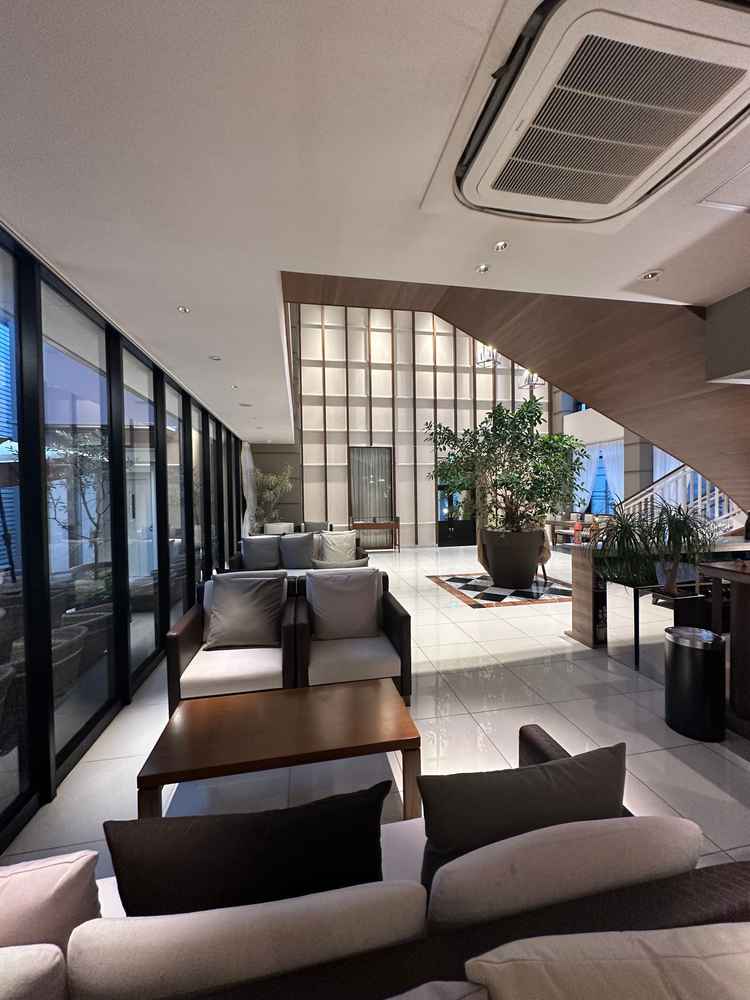 ロビー。ゲストの待合室として使用。ソファ席、通路、空間が非常に広く居心地が良い印象。