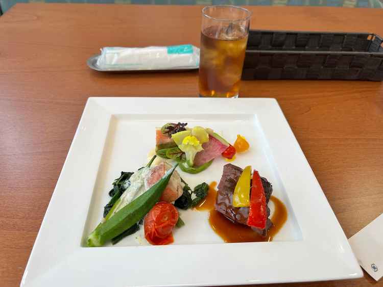 ワンプレートの食事。牛フィレ肉が美味