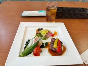 ワンプレートの食事。牛フィレ肉が美味