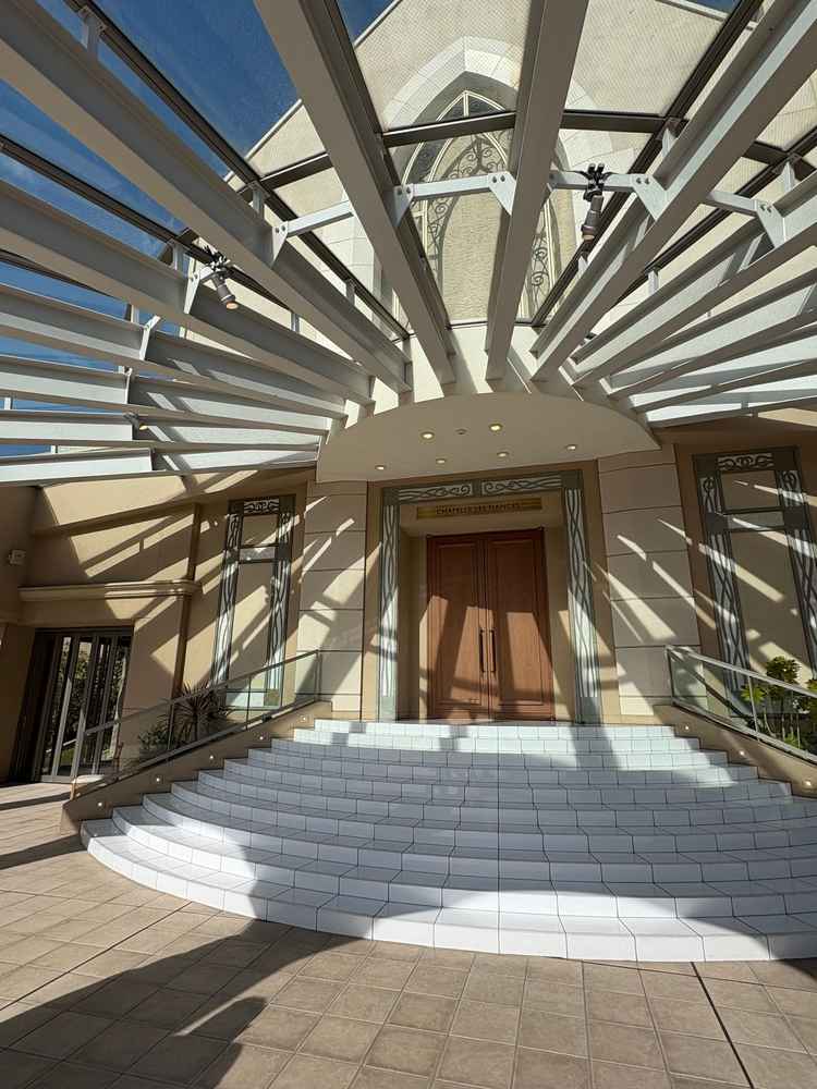 式の後に外でフラワーシャワーや集合写真が撮れます。太陽光が気持ち良かったです。