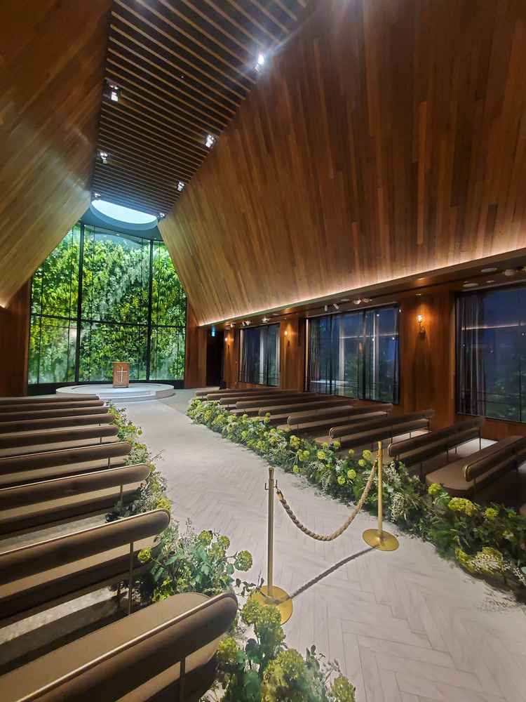 木目調の素敵なチャペルでした