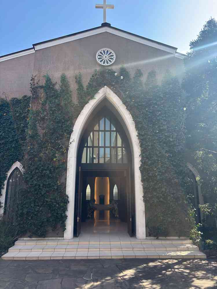 式場入り口　立派な建物で緑が映える印象でした　中まで見えるとより奥行きが感じられました