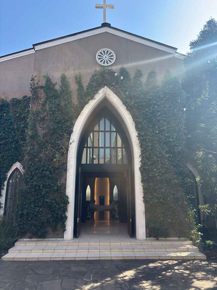 式場入り口　立派な建物で緑が映える印象でした　中まで見えるとより奥行きが感じられました