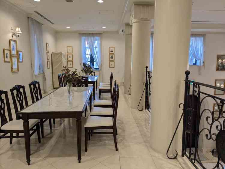 建物貸切なのでバンケット以外のスペースでも、写真のように机を並べて食事できるようです。