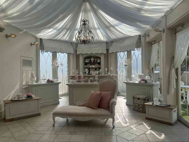 披露宴会場の隣にケーキカット専用のスペースがある。