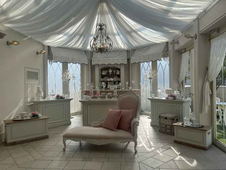 披露宴会場の隣にケーキカット専用のスペースがある。