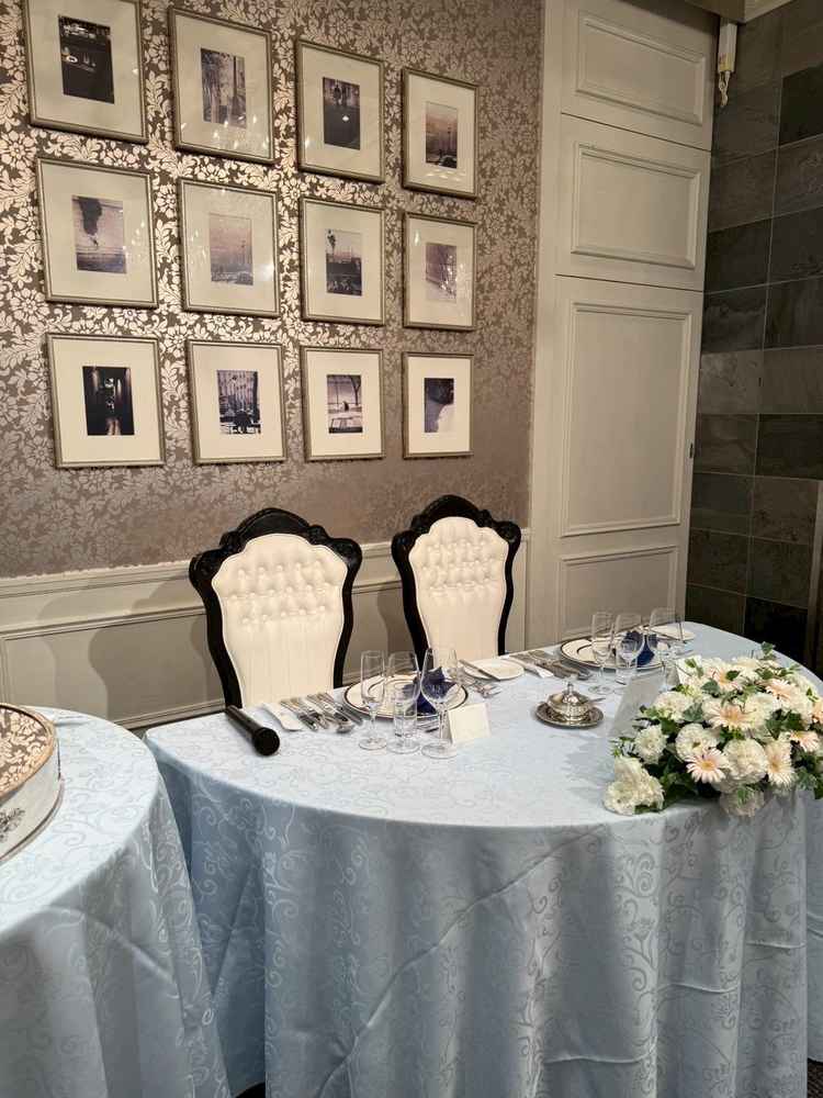 披露宴会場の写真。当日披露宴が行われるとのことで直前に入室させていただきました。とても素敵でした。
