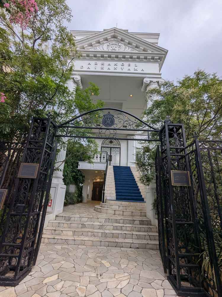 おしゃれな代官山の街並みに馴染みながらも写真映えする入口