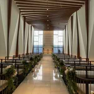 自然光と緑に包まれた、開放感があり温かい雰囲気のチャペルだと感じました。