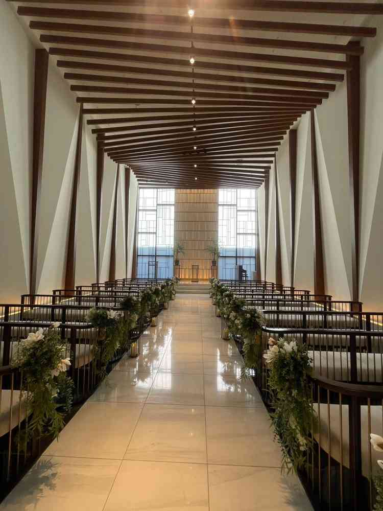 自然光と緑に包まれた、開放感があり温かい雰囲気のチャペルだと感じました。