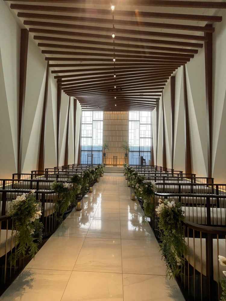 自然光と緑に包まれた、開放感があり温かい雰囲気のチャペルだと感じました。