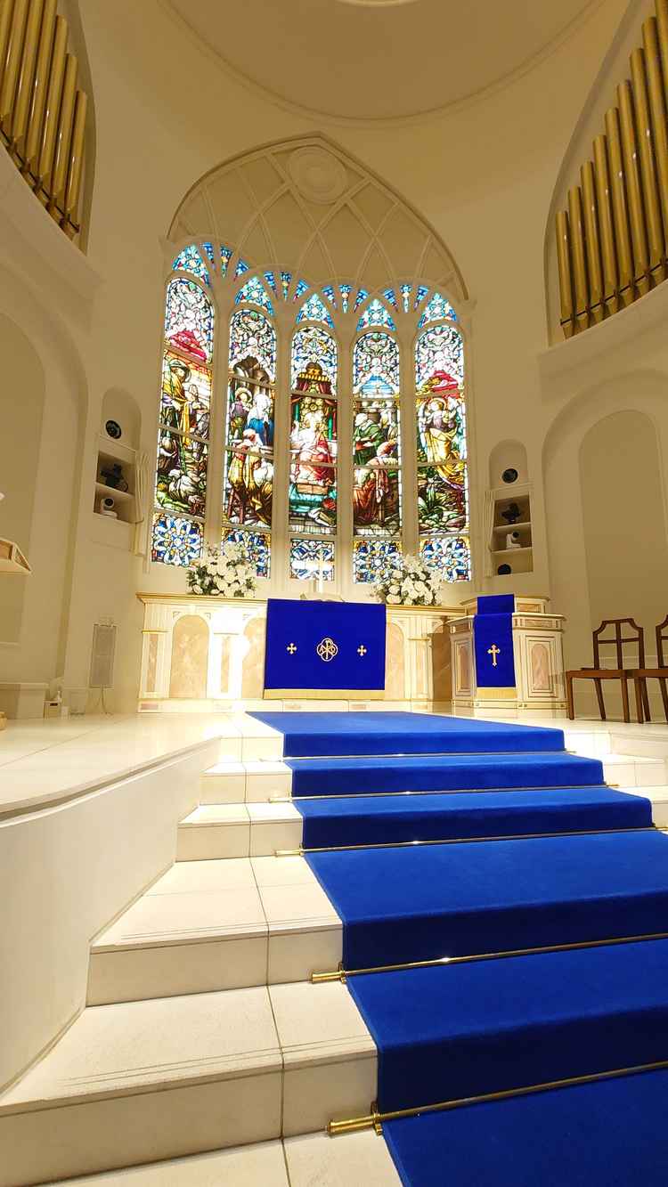 チャペルの写真。正面のステンドグラスが綺麗。