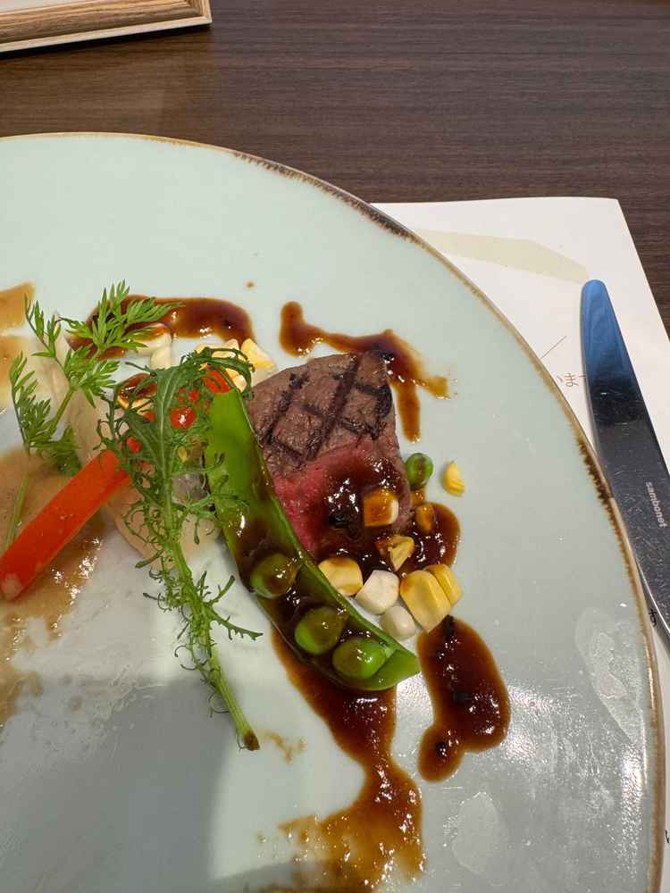 お肉が驚くほど柔らかく、ソースの味も絶品でした。盛り付けも美しく、ゲストにも喜ばれそう。