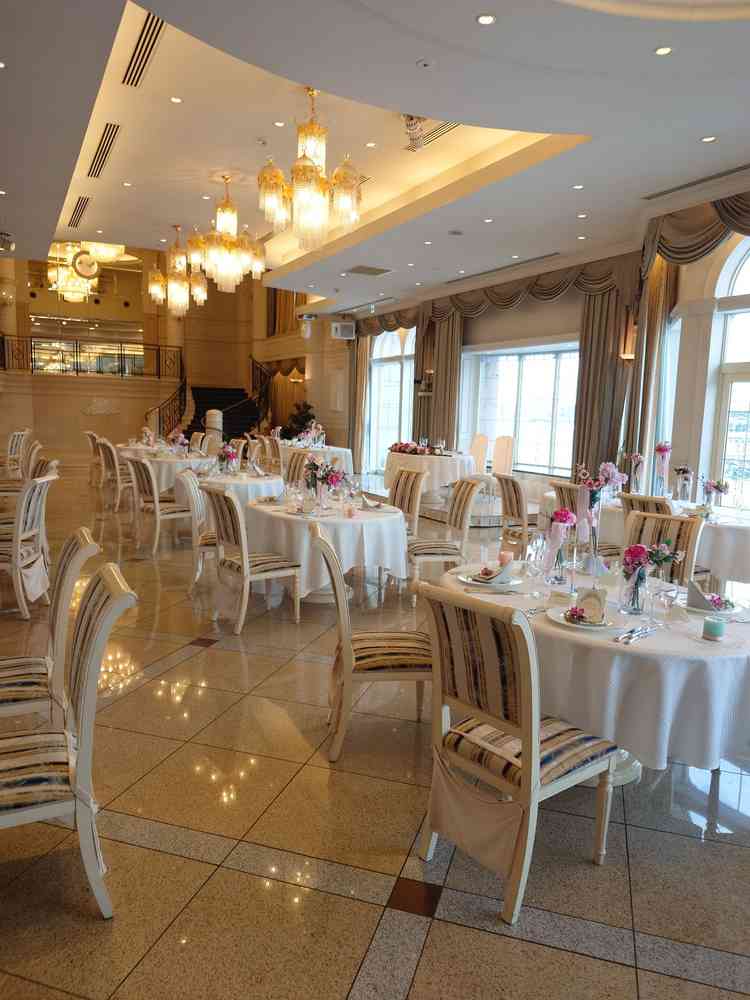 広めの会場です。大きな窓が沢山あり、明るかったです。演出にも使えそうな階段等もありゴージャスでした。