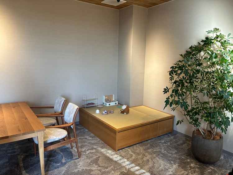 打ち合わせの個室のキッズスペース。途中から時間が押してしまったからか相部屋になったのが少し残念。