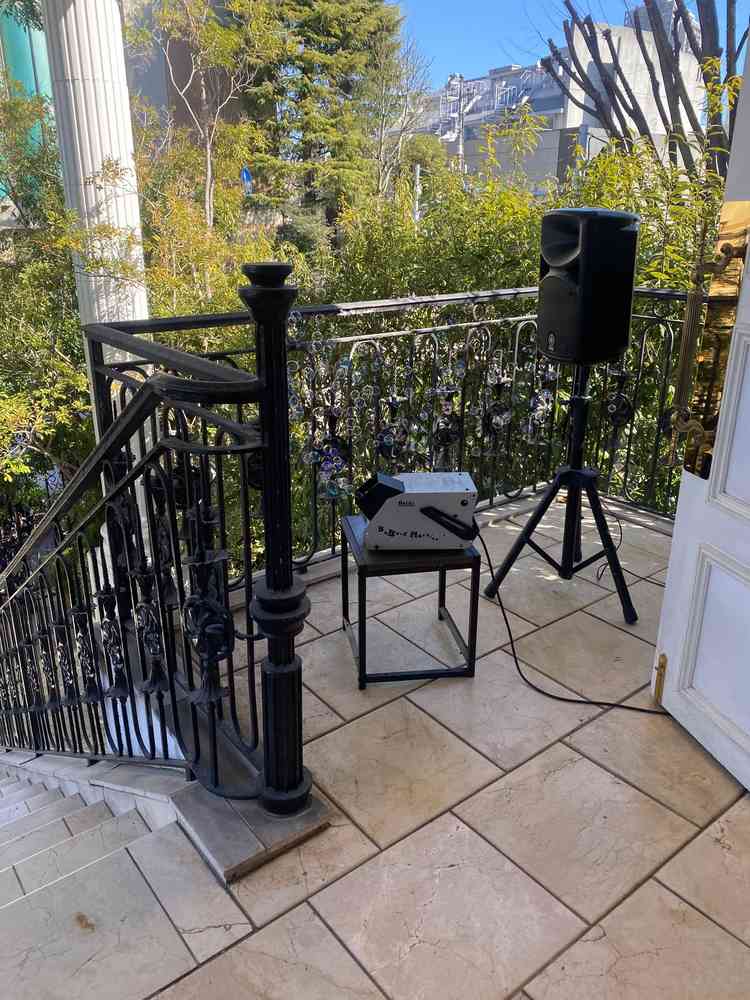 門の前、階段上スペース。フラワーシャワーの際にバブルを撒くことができるとのこと。