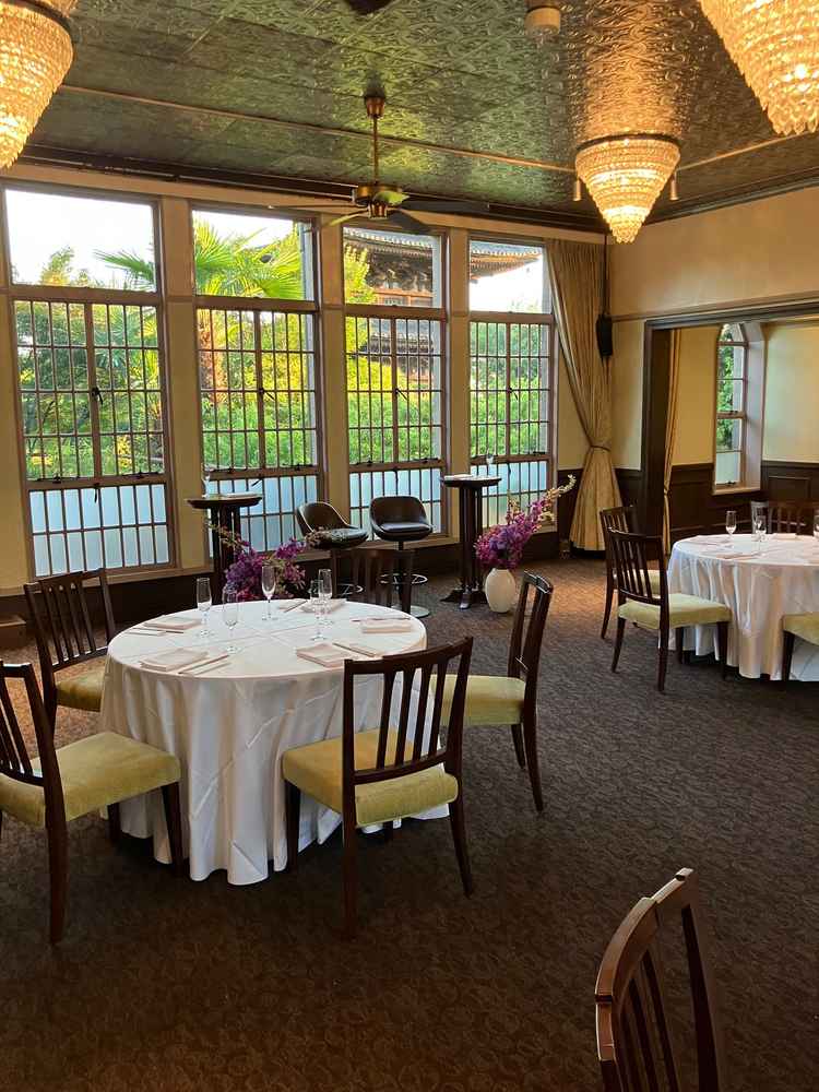 少人数結婚式用の披露宴会場です。大きさもちょうど良かったです。外に出て写真撮影も可能なようです。