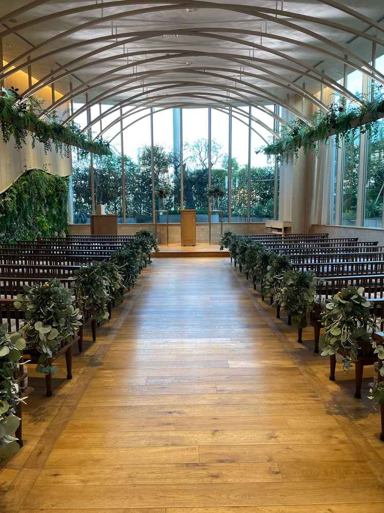 木と緑を基調としたチャペル