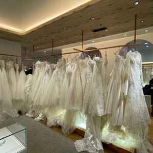 会場内にあるドレスショップです。様々な種類のドレスを自分の目で確認して選ぶことができます。