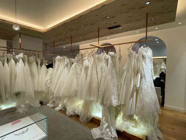 会場内にあるドレスショップです。様々な種類のドレスを自分の目で確認して選ぶことができます。