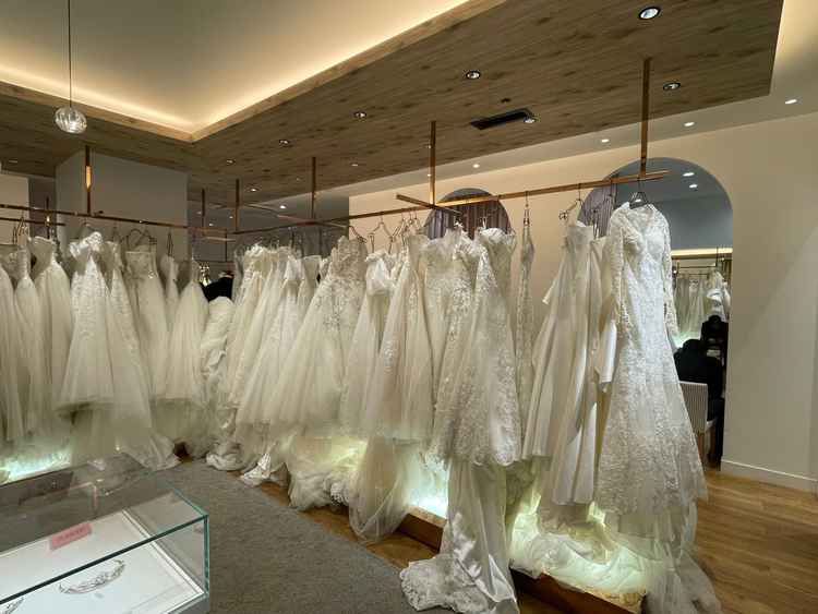 会場内にあるドレスショップです。様々な種類のドレスを自分の目で確認して選ぶことができます。