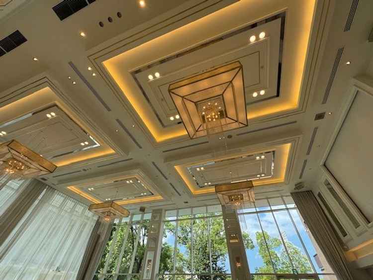 披露宴会場の写真であり,天井高が高く,開放感があってよかった.