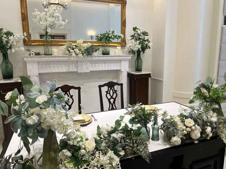 披露宴会場、真っ白な空間の中に焦茶色の椅子でどんなお花の装飾にも合う雰囲気でした！自由度が高い！