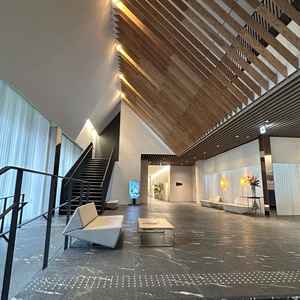 エントランスからおしゃれで建築美を感じました。