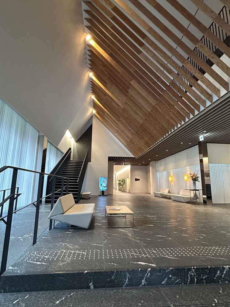 エントランスからおしゃれで建築美を感じました。