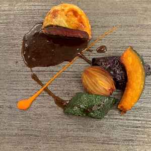 メインの国産牛フィレパイ包み焼き。文句なしの美味しさ。また、ゲストの方に喜んで貰えるホスピタリティ。