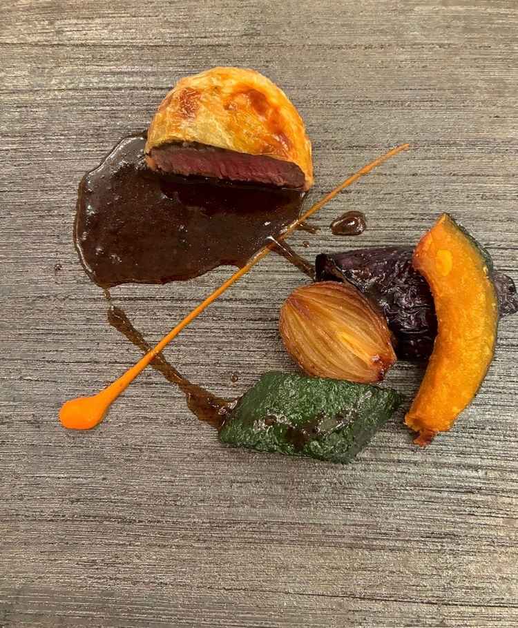 メインの国産牛フィレパイ包み焼き。文句なしの美味しさ。また、ゲストの方に喜んで貰えるホスピタリティ。