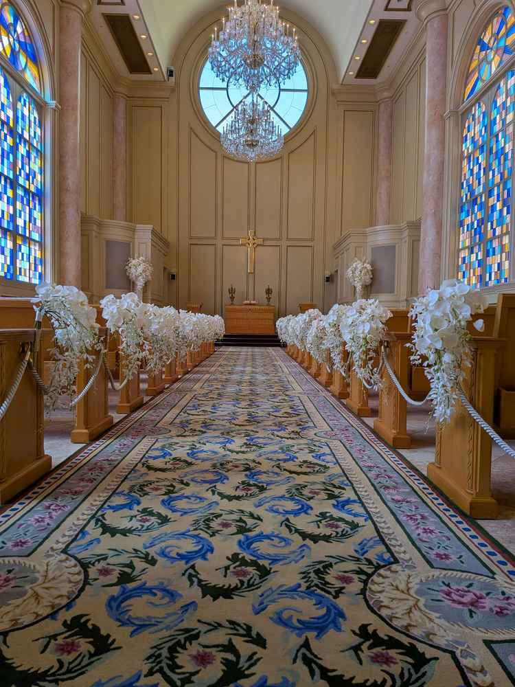 両サイドのステンドグラスは天然光が差し込み明るい雰囲気です。天井もかなり高く、壮大なイメージです。