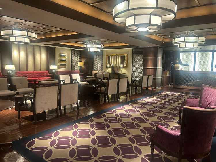 披露宴前に招待客が待つラウンジです。シックな感じが素敵でした。