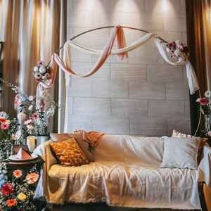 リゾート感のある会場だからこそ映える、ソファー席のコーディネートです。