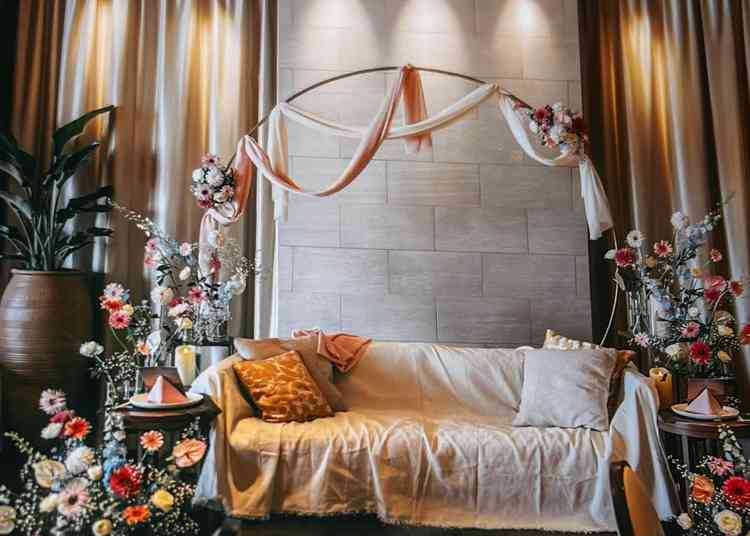 リゾート感のある会場だからこそ映える、ソファー席のコーディネートです。