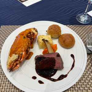 オマール海老の食感がしっかりしててソースが濃厚で美味しくお肉とパンの味のバランスもかなり良かった