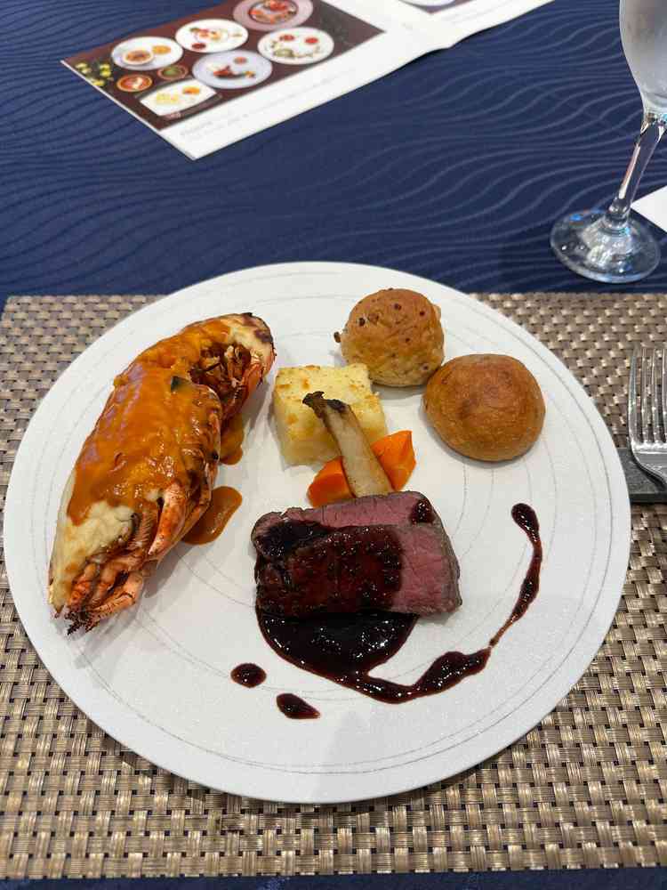 オマール海老の食感がしっかりしててソースが濃厚で美味しくお肉とパンの味のバランスもかなり良かった