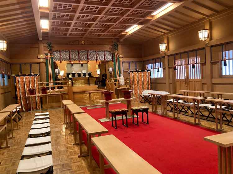 明治神宮の挙式をするところ。静粛な雰囲気でとても素敵だった。左右で奥行きや幅が違うらしい。