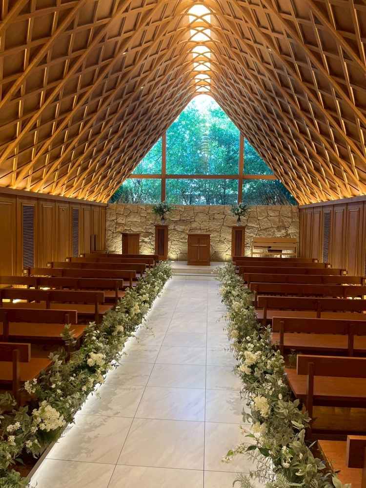 木のあたたかみのあるチャペル